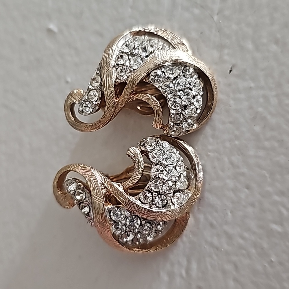 Classic vintage rhinestone on goldtone earrings